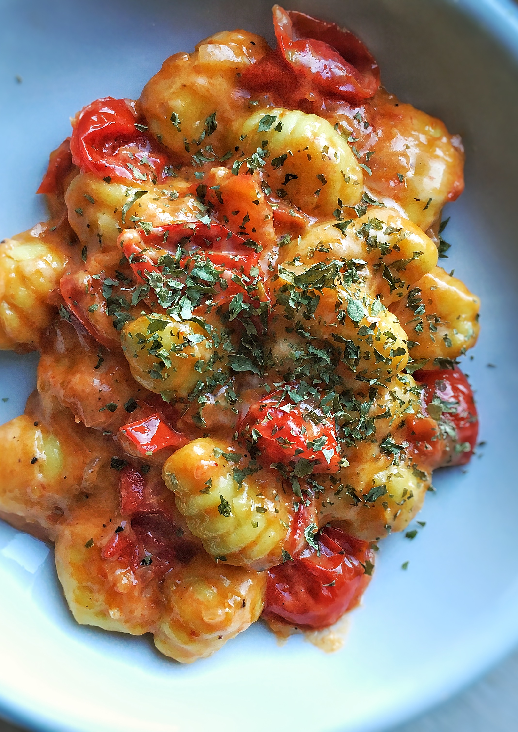 Gnocchi mit geschmolzenen Tomaten und Emmentaler. Dieses Rezept bringt euch das Käse-Glück, aromatisch und so saftig! Mit figurfreundlichen 450 kcal. - Kaloriengeniessen.de #gnocchi #käse #tomate #deftig #kaloriengeniessen 