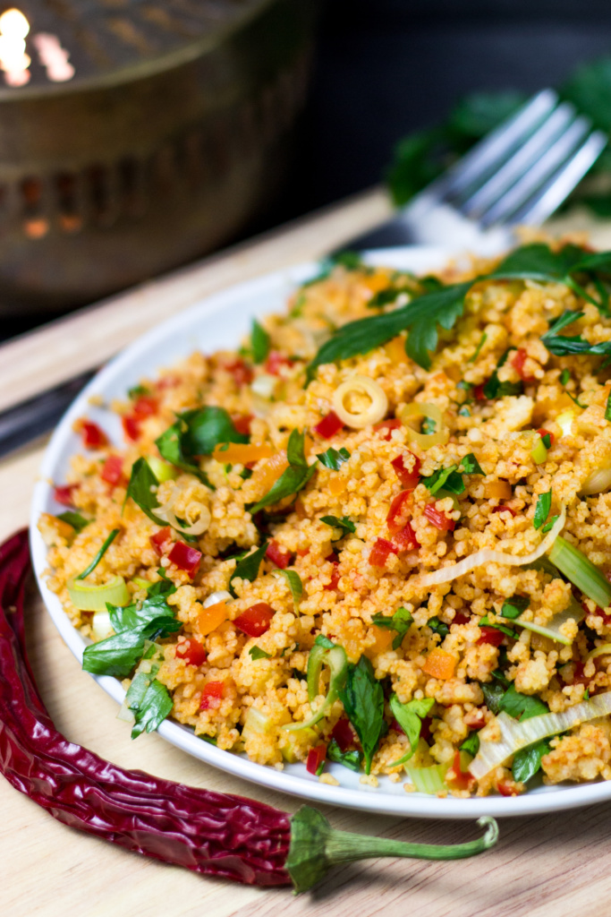 Super einfacher und kalorienarmer Couscous-Salat. Minimalistisch, würzig und sättigt gut, ohne vollgestopft zu sein. Perfekt als Party-Essen. - kaloriengeniessen.de #couscous # vegetarisch #diät #kaloriengeniessen