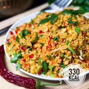 Super einfacher und kalorienarmer Couscous-Salat. Minimalistisch, würzig und sättigt gut, ohne vollgestopft zu sein. Perfekt als Party-Essen. - kaloriengeniessen.de #couscous # vegetarisch #diät #kaloriengeniessen