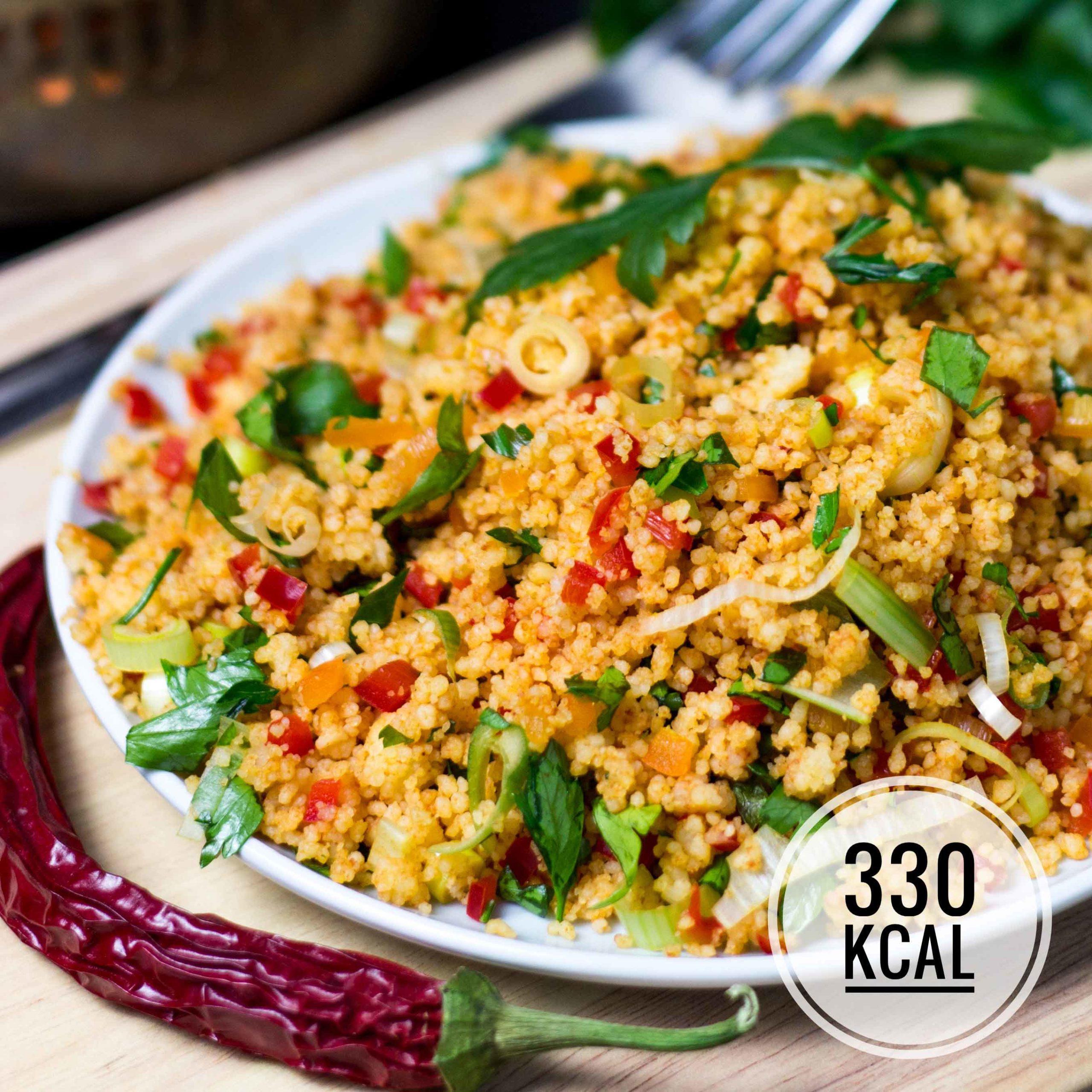 Super einfacher und kalorienarmer Couscous-Salat. Minimalistisch, würzig und sättigt gut, ohne vollgestopft zu sein. Perfekt als Party-Essen. - kaloriengeniessen.de #couscous # vegetarisch #diät #kaloriengeniessen
