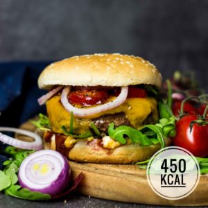 Kalorienarmer Burger mit Tatar, Cheddar und Rucola. Macht richtig satt, liefert viel Eiweiss und hat nur 450 kcal! - kaloriengeniessen.de #kalorienarm #fettarm #highprotein #burger #cheeseburger #tatar #beef #kaloriengeniessen