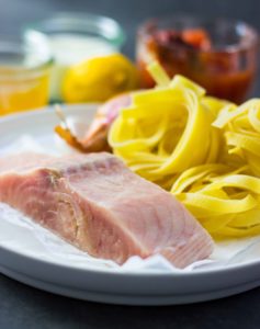 Kalorienarmes Rezept für Nudeln mit Lachs-Sahne-Sauce und Tomaten. Wie beim Italienier, aber nur halb so viele Kalorien. Lecker und kalorienarm. Schnelle Rezepte zum Abnehmen. - kaloriengeniessen.de #tagliatellealsalmone #lachs #wildlachs #nudeln #pasta #tomaten #rezept #lecker #italienisch #sommer #lachsnudeln #tagliatelle #einfach #kalorienarm #kaloriengeniessen #rezeptezumabnehmen