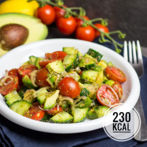 Kalorienarmer Avocado-Salat zum Abnehmen, der richtig satt macht. Voller guter Zutaten und schnell ohne Dressing gemacht. Schnelle Rezepte zum Abnehmen. - kaloriengeniessen.de #avocado #salat #bowl #kalorienarm #satt #kaloriengeniessen #rezeptezumabnehmen