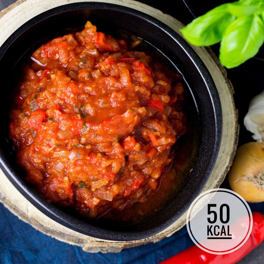 Pikante Tomaten-Basilikum-Salsa mit wenig Kalorien für Nachos, Wraps oder zum Dippen mit Rohkost. Einfach und schnell gemacht. Kalorienarmes Kochen. Schnelle Rezepte zum Abnehmen. - kaloriengeniessen.de #salsa #tomaten #wrap #dip #schnellundeinfach #kaloriengeniessen #rezeptezumabnehmen