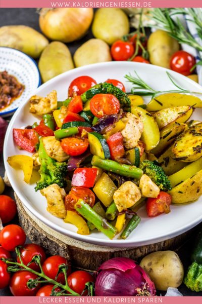 Italienische Gemüsepfanne mit Hähnchen und Rosmarinkartoffeln (gesund ...