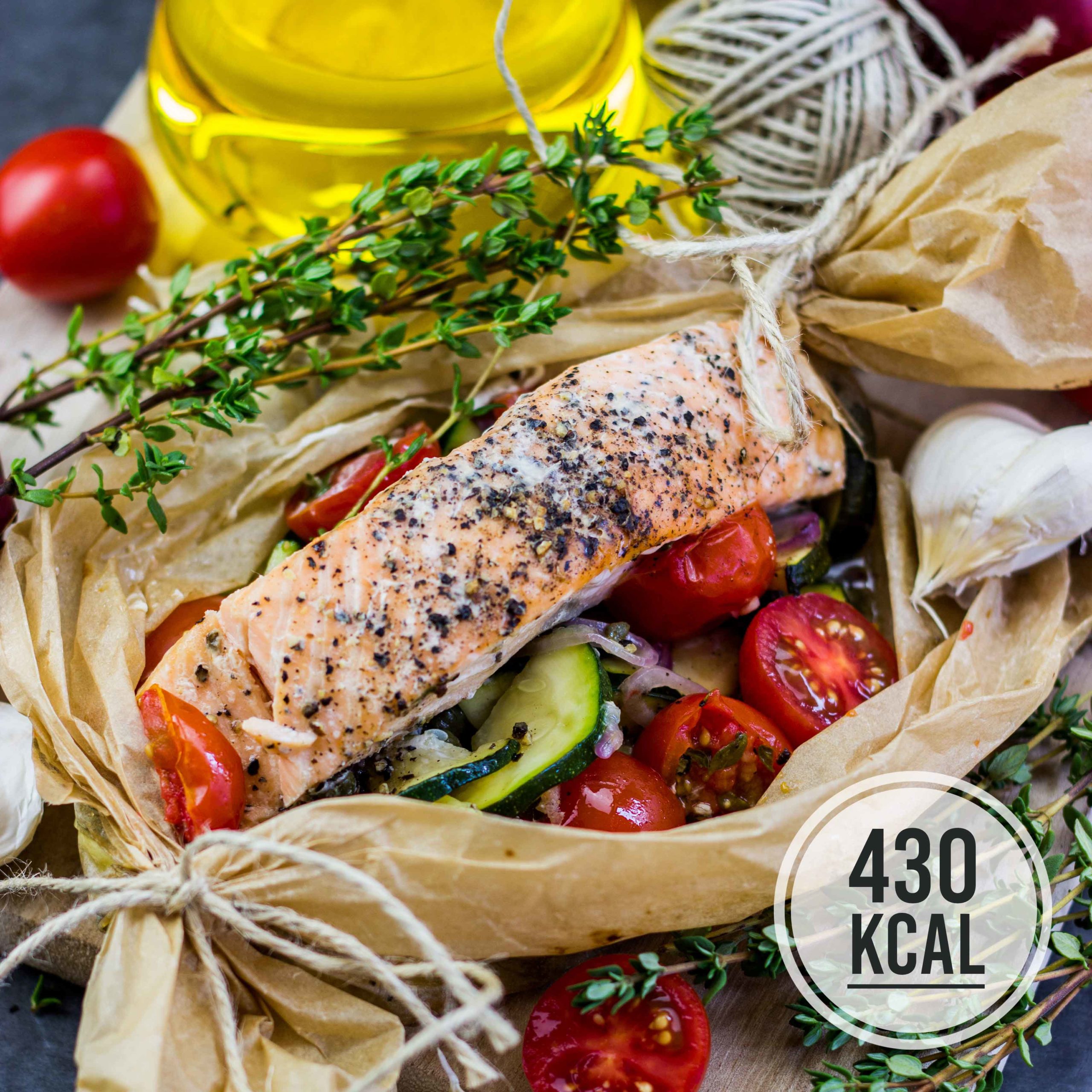 Gesunder Lachs aus dem Ofen mit mediterranem Gemüse aus Zucchini und Tomaten. Herzhaft und perfekt für den Grill oder den Backofen. Super Mittagessen und Abendessen während einer Diät. Kalorienarmes Kochen. Schnelle Rezepte zum Abnehmen. - kaloriengeniessen.de #zucchini #lachs #tomaten #ofen #grill #herzhaft #schnellundeinfach #kaloriengeniessen #rezeptezumabnehmen