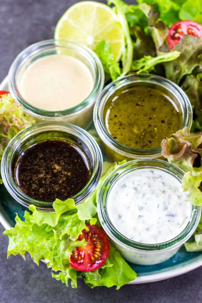 4 verschiedene und gesunde Dressings für Salat. Einfach und schnell zusammengerührt. Gesundes und kalorienarmes Kochen. Schnelle Rezepte zum Abnehmen. - kaloriengeniessen.de #dressing #dip #salat #schnellundeinfach #kaloriengeniessen #rezeptezumabnehmen