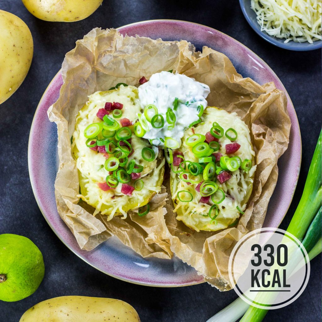 Leckere Ofenkartoffel mit deftiger Füllung, überbacken mit Käse und kalorienarmer Kräuterquark. Einfaches und schnelles Rezept. Gesundes und kalorienarmes Kochen. Schnelle Rezepte zum Abnehmen. - kaloriengeniessen.de #ofenkartoffel #dip #bakedpotato #schnellundeinfach #kaloriengeniessen #rezeptezumabnehmen