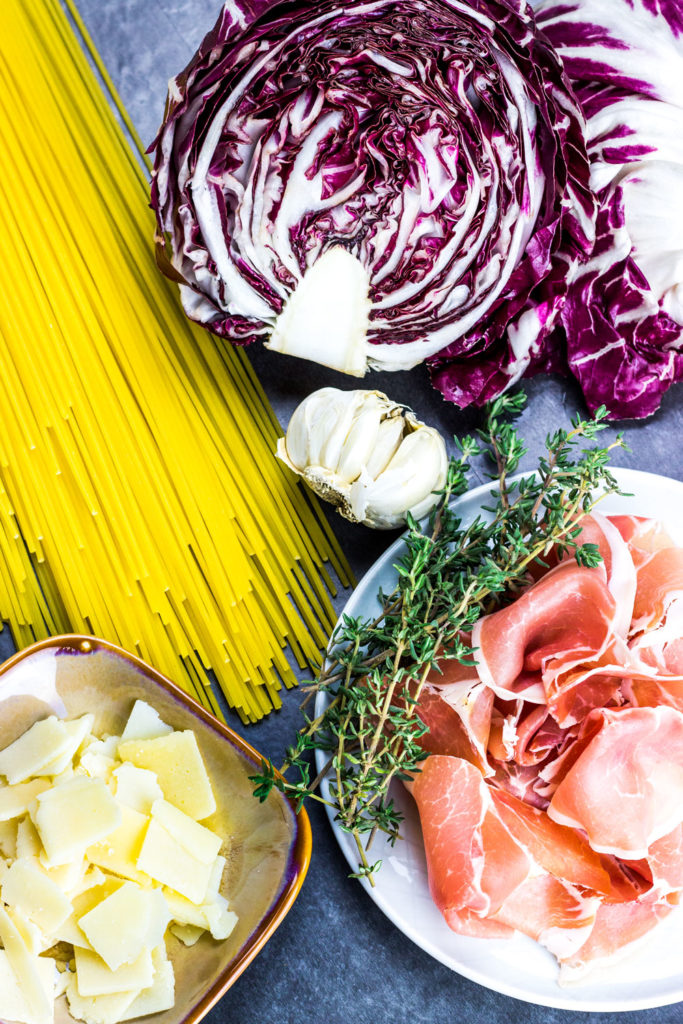 Pasta mit mild-bitterem Radicchio und würzigem Prosciutto. Raffiniert, außergewöhnlich und perfekt für Gäste. Einfaches und schnelles Rezept. Gesundes und kalorienarmes Kochen. Schnelle Rezepte zum Abnehmen. - kaloriengeniessen.de #pasta #radicchio #prosciutto #nudeln #spaghetti #mittagessen #abendessen #schnellundeinfach #kaloriengeniessen #rezeptezumabnehmen