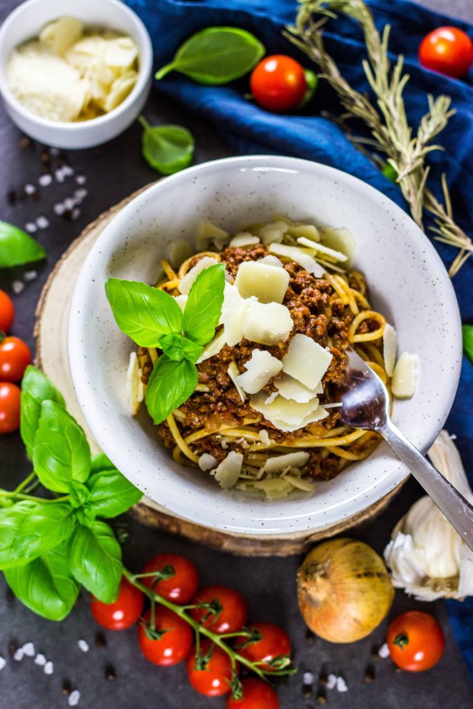Schnelle und einfache Sauce Bolognese. Kalorienarm und fettarm. Kocht sich fast von allein. Kalorienarmes Kochen. Schnelle Rezepte zum Abnehmen. - kaloriengeniessen.de #bolognese #pasta #spaghetti #italian #schnellundeinfach #kaloriengeniessen #rezeptezumabnehmen