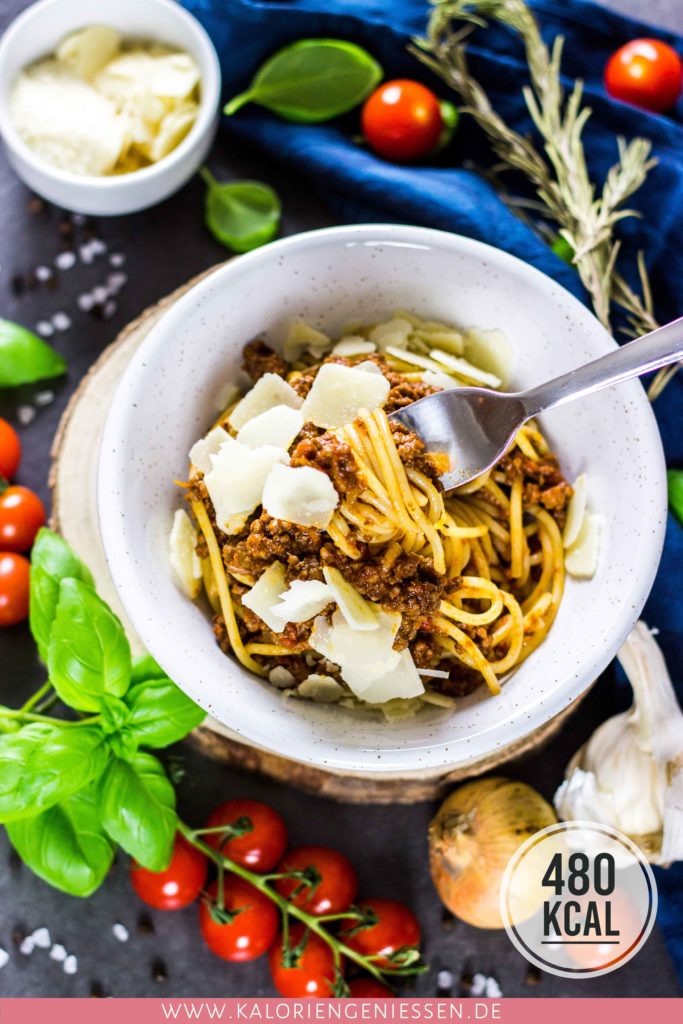 Schnelle und einfache Sauce Bolognese. Kalorienarm und fettarm. Kocht sich fast von allein. Kalorienarmes Kochen. Schnelle Rezepte zum Abnehmen. - kaloriengeniessen.de #bolognese #pasta #spaghetti #italian #schnellundeinfach #kaloriengeniessen #rezeptezumabnehmen