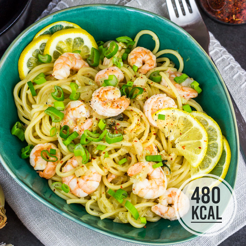 Kalorienarme Spaghetti mit Garnelen in einer frischen und leicht scharfen Zitronen-Parmesan-Sauce. Pasta unter 500 Kalorien. Als Alternative zu Garnelen passt auch Hähnchen sehr gut! Leckeres Pasta-Gericht für den Sommer. Einfach und lecker. Gesundes und kalorienarmes Kochen. Schnelle und einfache Rezepte zum Abnehmen. - kaloriengeniessen.de #pasta #einfach #spaghetti #garnelen #shrimps #kalorienarm #gesund #lemonpasta #zitrone #parmesan #kalorienarmerezepte #kaloriengeniessen #rezeptezumabnehmen