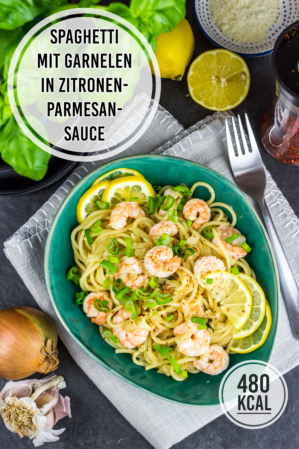 Kalorienarme Spaghetti mit Garnelen in einer frischen und leicht scharfen Zitronen-Parmesan-Sauce. Pasta unter 500 Kalorien. Als Alternative zu Garnelen passt auch Hähnchen sehr gut! Leckeres Pasta-Gericht für den Sommer. Einfach und lecker. Gesundes und kalorienarmes Kochen. Schnelle und einfache Rezepte zum Abnehmen. - kaloriengeniessen.de #pasta #einfach #spaghetti #garnelen #shrimps #kalorienarm #gesund #lemonpasta #zitrone #parmesan #kalorienarmerezepte #kaloriengeniessen #rezeptezumabnehmen