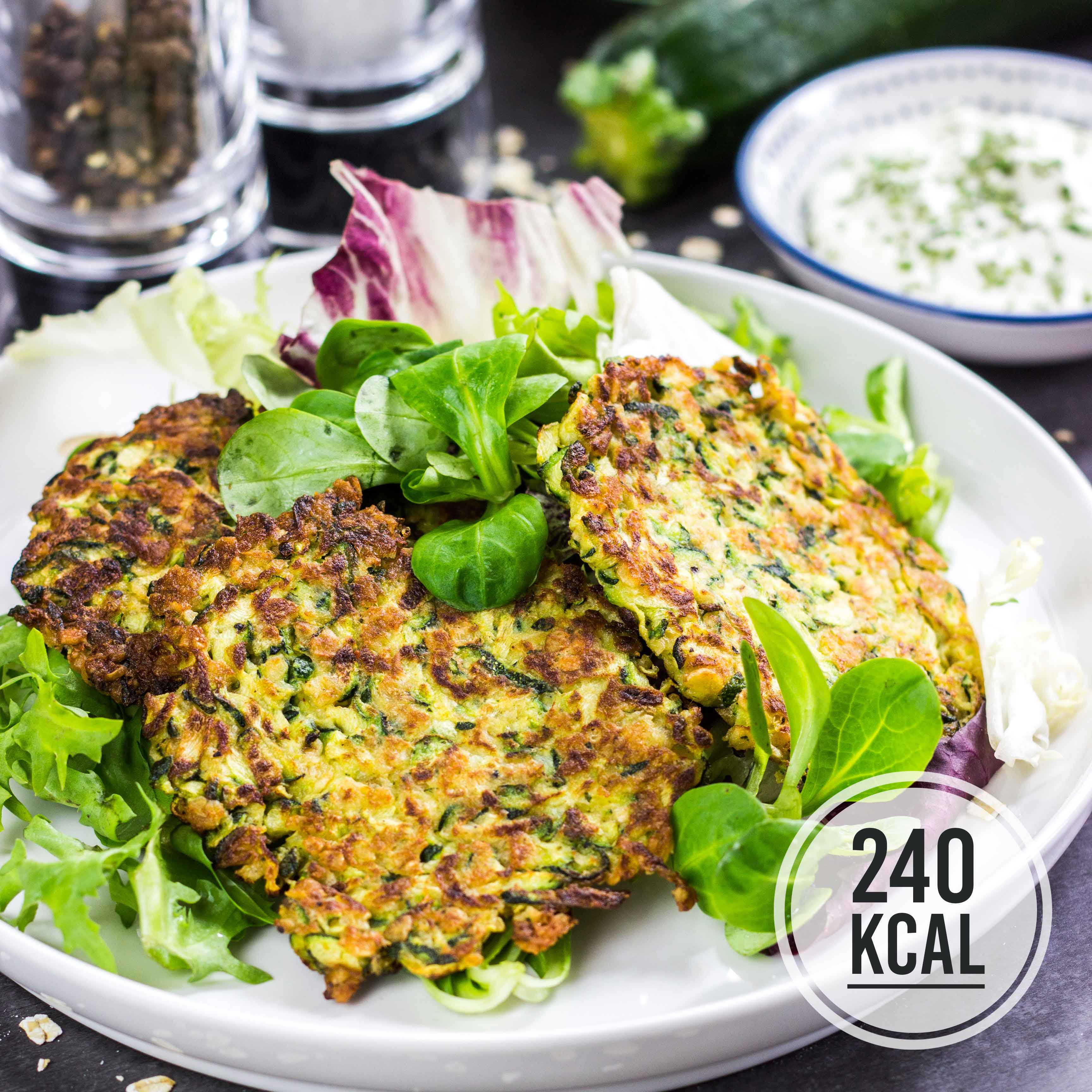 Kalorienarme Zucchini-Puffer zum Abnehmen mit Haferflocken. Knusprig und herzhaft, super Mittagessen, Abendessen oder Snack während einer Diät. Kalorienarmes Kochen. Schnelle Rezepte zum Abnehmen. - kaloriengeniessen.de #zucchini #puffer #fritters #herzhaft #schnellundeinfach #kaloriengeniessen #rezeptezumabnehmen