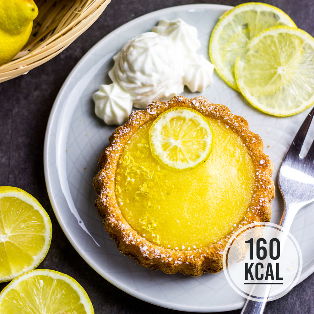 Zitronig frische Lemon Curd Tarts ohne Butter. Das perfekte Dessert für den Sommer mit Zitronen-Creme: Tarte au Citron - fettarm und kalorienarm. Die leichten Biskuit-Törtchen werden mit dem cremigen Zitronenpudding gefüllt, dazu passt aufgeschlagener griechischer Joghurt (0,2 % Fett) als Sahneersatz. Pro Zitronen-Tarte nur 160 Kalorien. Gesundes und kalorienarmes Backen. Schnelle und einfache Rezepte zum Abnehmen. - kaloriengeniessen.de #tarteaucitron #lemoncurd #Zitronencreme #Torteletts #englisch #dessert #sommer #zitrone # biskuit #Tarts #kalorienarm #gesund #kalorienarmerezepte #kaloriengeniessen #rezeptezumabnehmen