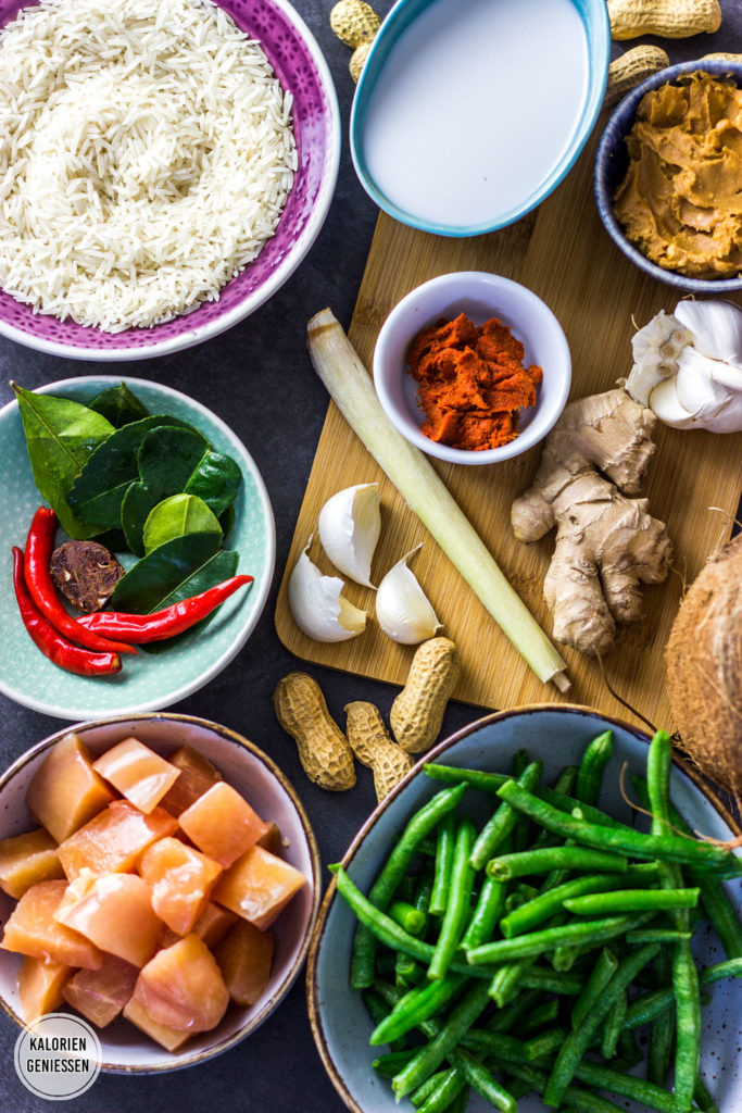 Kalorienarmes Thai Curry mit Hähnchen und grünen Bohnen. Schnell in maximal 20 Minuten gemacht und mit Panang Thai Curry Paste und Zitronengras Kaffernlimettenblättern eine echte Geschmacksexplosion. Die Sauce aus Kokosmilch und Erdnussbutter ist süßlich, cremig und leicht scharf. Für ein vegetarisches Thai Curry passen Sojaschnetzel besonders gut dazu. Gesundes und kalorienarmes Kochen. Einfache Rezepte zum Abnehmen. - kaloriengeniessen.de #curry #panang #thai #kokosmilch #hähnchen #reis #gesund #rot #kaloriengeniessen #rezeptezumabnehmen