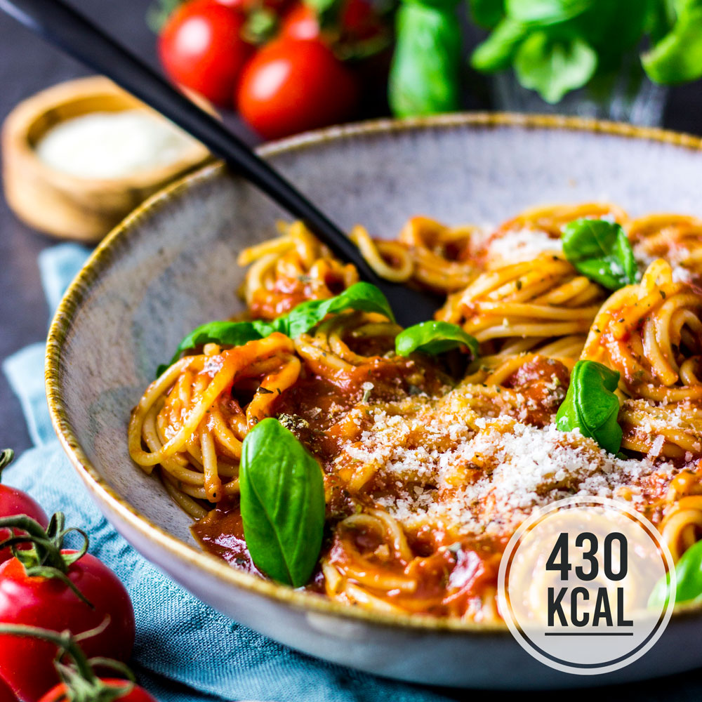 Bestes und einfaches Rezept für italienische Spaghetti mit Tomatensauce Napoli Pomodoro. Besser als das Fertiggericht und mit passierten Tomaten oder aus der Dose ganz schnell selber gemacht. Pro Portion nur 430 Kalorien mit Parmesan. Ohne Parmesan ist das Rezept für die Tomatensauce vegan. Auch für Kinder gut geeignet. Kalorienarme Rezepte zum Abnehmen. - kaloriengeniessen.de #tomatensauce #spaghetti #pasta #schnellundeinfach #kaloriengeniessen #rezeptezumabnehmen #raffiniert #günstig #preiswert