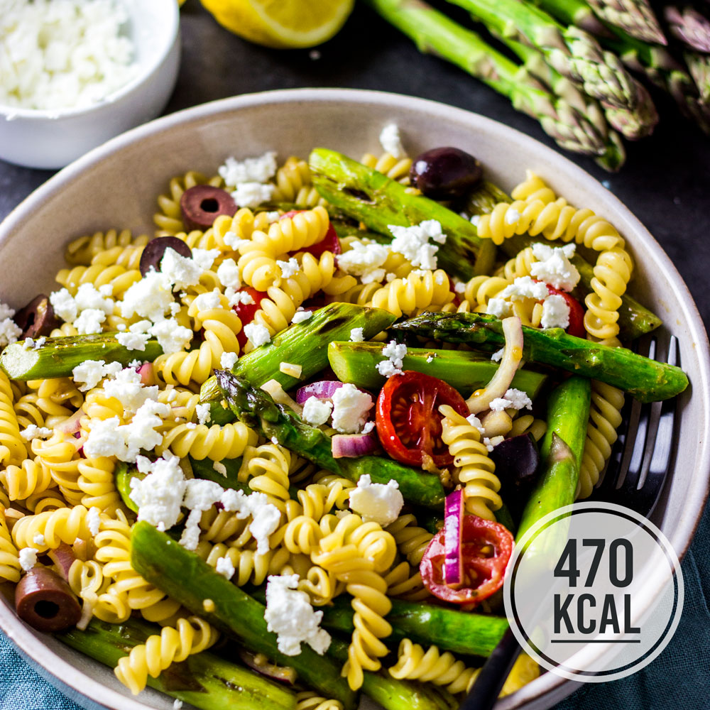 Einfaches und super schnelles Rezept für kalorienarmen Nudelsalat mit gebratenem grünen Spargel, Tomaten und Feta. Das mediterrane Balsamico-Dressing für den Spargel Salat schmeckt super lecker. Kalorienarm und gesund Kochen. Leckere Rezepte zum Abnehmen. kaloriengeniessen.de #nudelsalat #salat #grünerspargel #spargel #balsamico #mittagessen #mealprep #feta #oliven #schnellundeinfach #kaloriengeniessen #rezeptezumabnehmen