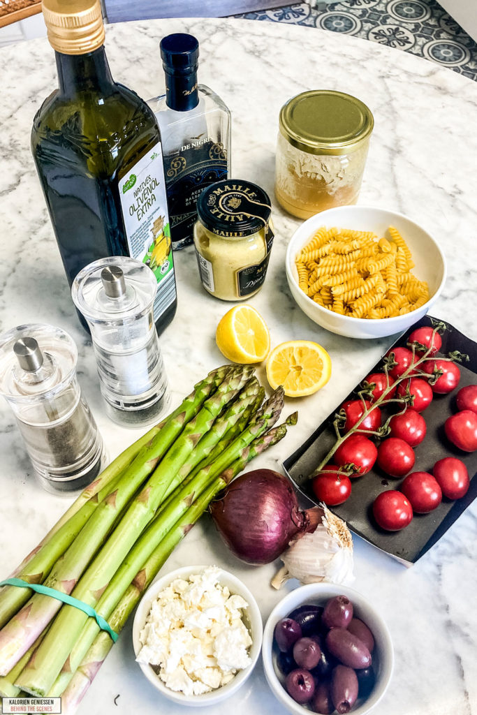 Einfaches und super schnelles Rezept für kalorienarmen Nudelsalat mit gebratenem grünen Spargel, Tomaten und Feta. Das mediterrane Balsamico-Dressing für den Spargel Salat schmeckt super lecker. Kalorienarm und gesund Kochen. Leckere Rezepte zum Abnehmen. kaloriengeniessen.de #nudelsalat #salat #grünerspargel #spargel #balsamico #mittagessen #mealprep #feta #oliven #schnellundeinfach #kaloriengeniessen #rezeptezumabnehmen