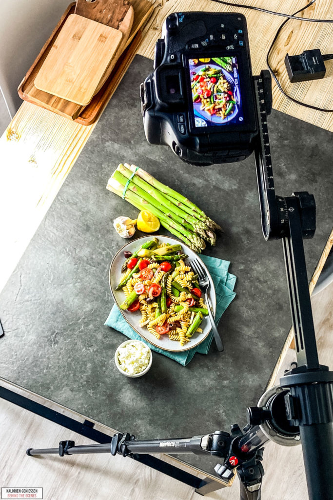 Einfaches und super schnelles Rezept für kalorienarmen Nudelsalat mit gebratenem grünen Spargel, Tomaten und Feta. Das mediterrane Balsamico-Dressing für den Spargel Salat schmeckt super lecker. Kalorienarm und gesund Kochen. Leckere Rezepte zum Abnehmen. kaloriengeniessen.de #nudelsalat #salat #grünerspargel #spargel #balsamico #mittagessen #mealprep #feta #oliven #schnellundeinfach #kaloriengeniessen #rezeptezumabnehmen