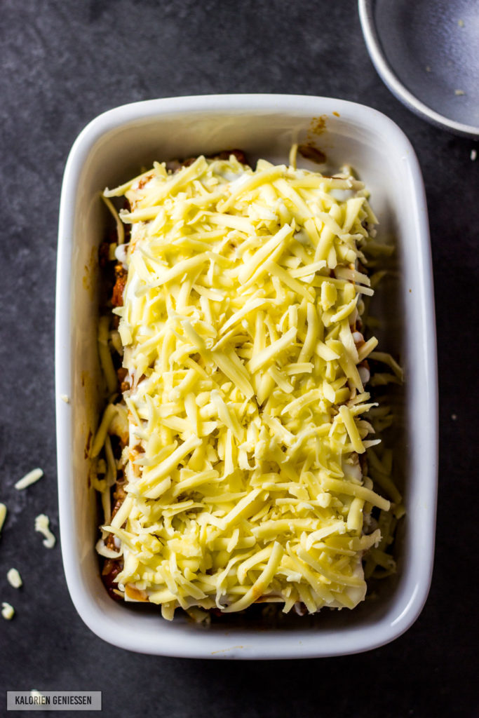 Leichte und echte Lasagne. Klassich und authentisch mit Bolognese, Bechamel und Pasta. Einfaches und schnelles Rezept. Gesundes und kalorienarmes Kochen. Schnelle Rezepte zum Abnehmen. - kaloriengeniessen.de #lasagne #bolognese #bechamel #pasta #schnellundeinfach #kaloriengeniessen #rezeptezumabnehmen #kalorienarmelasagne #gesundelasagne