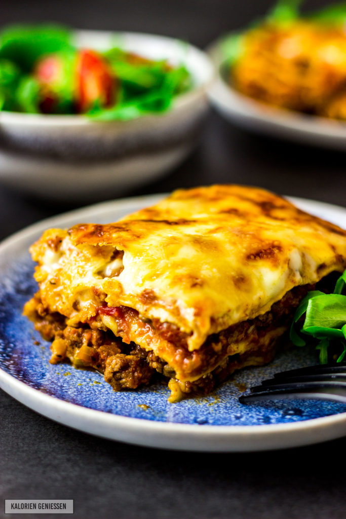 Leichte und echte Lasagne. Klassich und authentisch mit Bolognese, Bechamel und Pasta. Einfaches und schnelles Rezept. Gesundes und kalorienarmes Kochen. Schnelle Rezepte zum Abnehmen. - kaloriengeniessen.de #lasagne #bolognese #bechamel #pasta #schnellundeinfach #kaloriengeniessen #rezeptezumabnehmen #kalorienarmelasagne #gesundelasagne