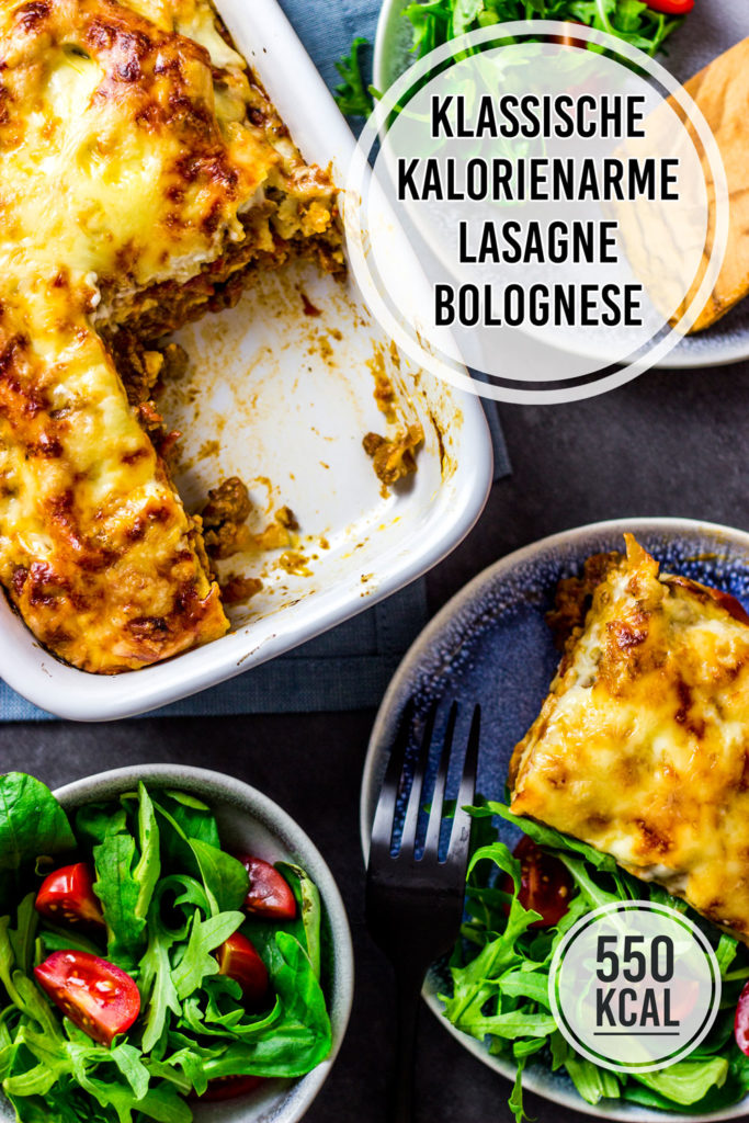Leichte und echte Lasagne. Klassich und authentisch mit Bolognese, Bechamel und Pasta. Einfaches und schnelles Rezept. Gesundes und kalorienarmes Kochen. Schnelle Rezepte zum Abnehmen. - kaloriengeniessen.de #lasagne #bolognese #bechamel #pasta #schnellundeinfach #kaloriengeniessen #rezeptezumabnehmen #kalorienarmelasagne #gesundelasagne
