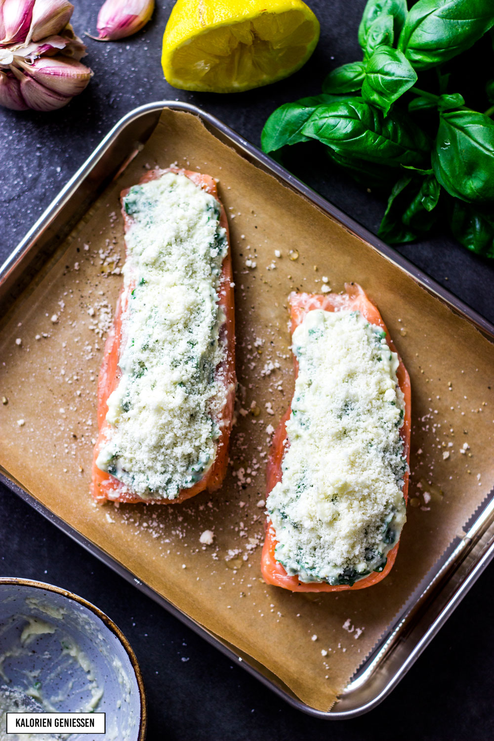 Saftiger Lachs überbacken mit Mayonnaise-Parmesankruste und frischen ...