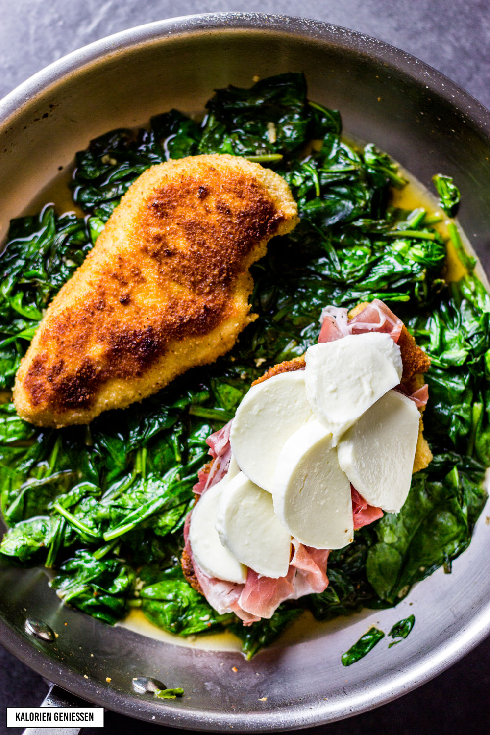 HähnchenSaltimbocca mit Mozzarella an saftigem Spinatgemüse kaloriengeniessen.de