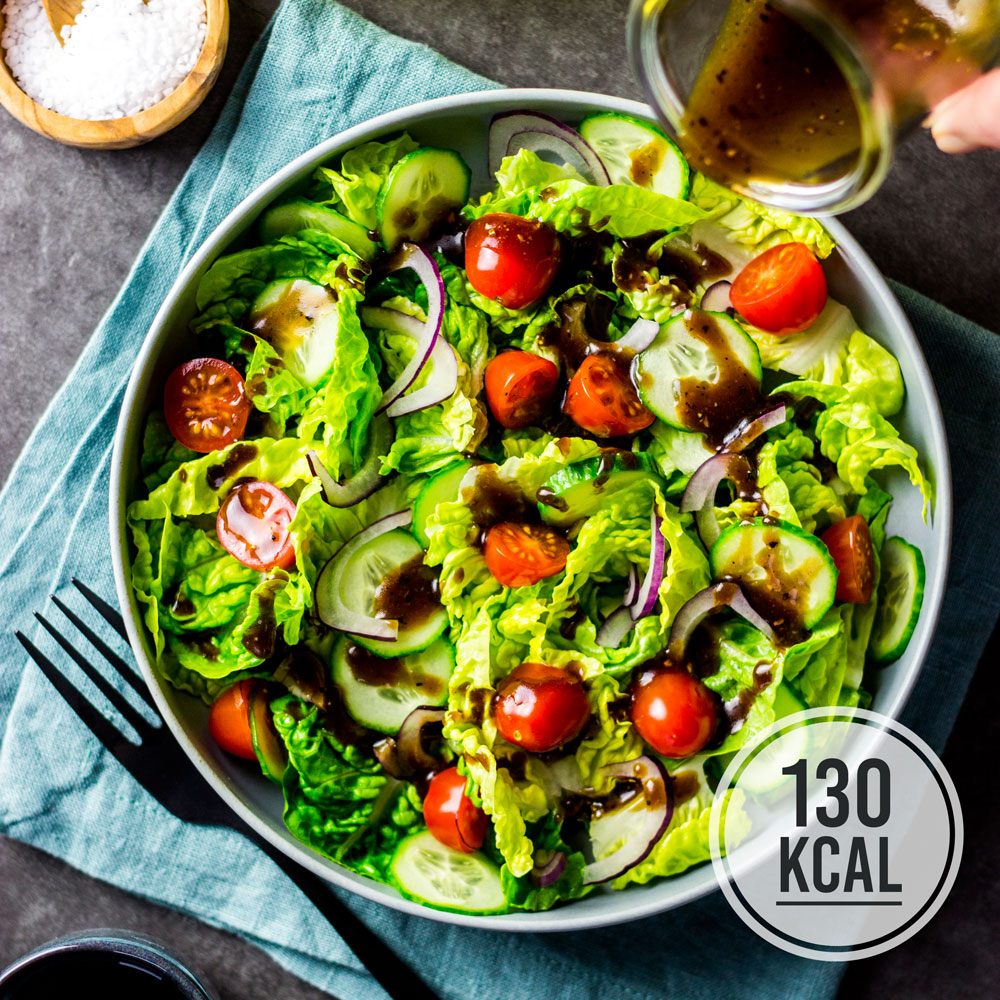 Der einfache und kalorienarme grüner Salat mit Tomaten und Gurke passt als Begleiter zu einem Mittag- oder Abendessen als Beilagensalat oder Basis-Salat für jedes Topping. Der grüne Salat hat mit dem Balsamico-Dressing pro Portion 130 Kalorien. Das Rezept für den grünen Beilagensalat ist schnell gemacht und mit verschiedenen Salatsaucen und Zutaten sehr variabel. - kaloriengeniessen.de #salat #beilage #gesund #kalorienarm #dressing #tomate #gurke #kaloriengeniessen #rezeptezumabnehmen