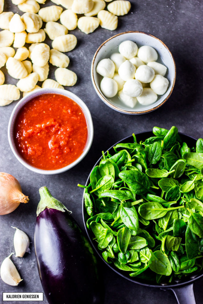 Einfache und schnelle Gnocchi-Pfanne mit Spinat, Aubergine und Mozzarella in Tomatensauce. Viel Gemüse füllt den Magen und hält lange satt. Die Spinat-Gnocchipfanne ist in 30 Minuten fertig und hat nur 410 Kalorien pro Portion. - kaloriengeniessen.de #gnocchi #spinat #gesund #kalorienarm #aubergine #tomatensauce #mozzarella #käse #kaloriengeniessen #rezeptezumabnehmen