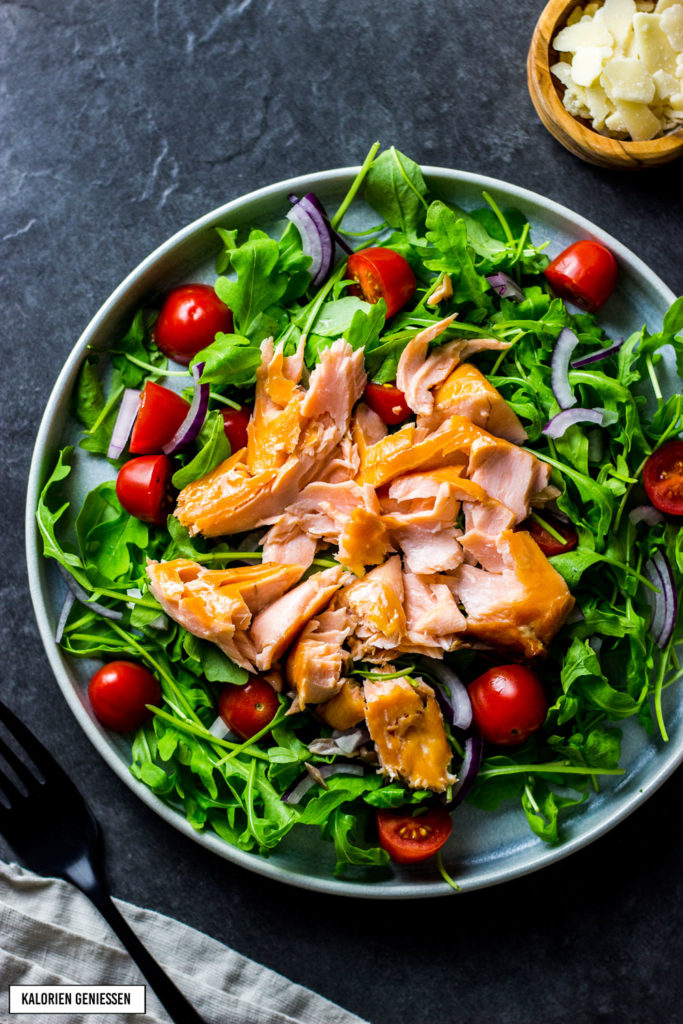 Einfacher Rucola-Salat mit Parmesan und leckerem Stremellachs. In 20 Minuten fertig. - kaloriengeniessen.de #salad #rucola #lachs #geräuchert #dressing #parmesan #stremel #tomaten #kaloriengeniessen #rezeptezumabnehmen