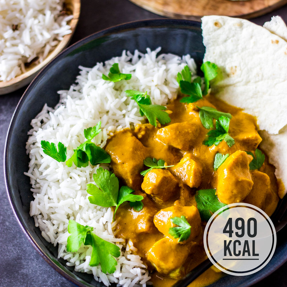 Indisches Chicken Curry mit Reis (kalorienarm, schnell und einfach). Ohne Kokosmilch und in 45 Minuten fertig. - kaloriengeniessen.de #chicken #hähnchen #curry #indisch #rezept #reis #kalorienarm #kokosmilch #pfanne #kaloriengeniessen #rezeptezumabnehmen #highprotein