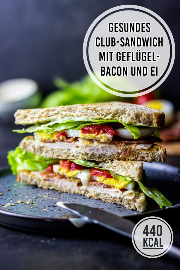 Gesundes Club-Sandwich mit Geflügel-Bacon und Ei (kalorienarmes und sättigendes Rezept). Mit der leichten Mayonnaise-Sauce und dem zarten Hähnchenbrustfilet wird das Sandwich lecker und saftig. - kaloriengeniessen.de #clubsandwich #chicken #hähnchen #bacon #lecker #lunch #mittagessen #günstig #sättigend #eiweiss #einfach #kalorienarm #kaloriengeniessen #rezeptezumabnehmen