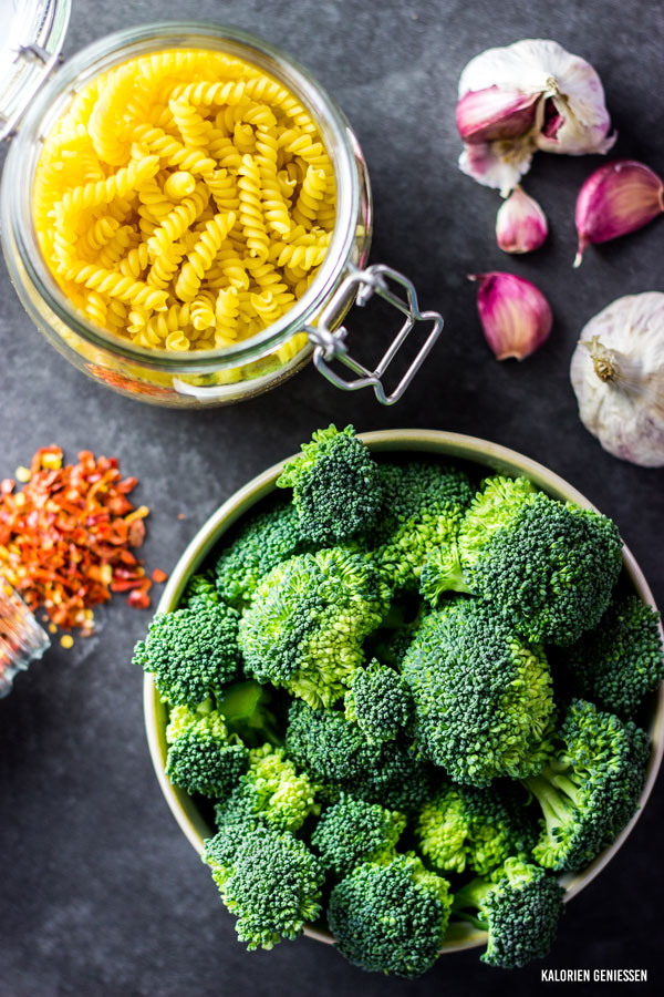 Einfache und schnelle Nudeln mit Brokkoli und Parmesan. Kalorienarmes Rezept für Brokkoli-Pasta. Du brauchst nur einen Topf, wenige Zutaten und 15 Minuten Zeit. So wird Brokkoli lecker! Rezepte zum Abnehmen. - kaloriengeniessen.de #nudeln #pasta #broccoli #parmesan #gemüse #schnell #mittagessen #kalorien