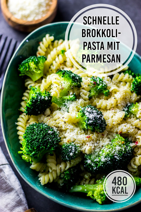 Einfache und schnelle Nudeln mit Brokkoli und Parmesan. Kalorienarmes Rezept für Brokkoli-Pasta. Du brauchst nur einen Topf, wenige Zutaten und 15 Minuten Zeit. So wird Brokkoli lecker! Rezepte zum Abnehmen. - kaloriengeniessen.de #nudeln #pasta #broccoli #parmesan #gemüse #schnell #mittagessen #kalorien