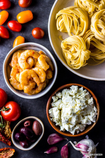 Mediterrane Pasta mit Schafskäse Feta, Garnelen, Kirschtomaten und ... Mediterrane Pasta mit Schafskäse Feta, Garnelen, Kirschtomaten und ...