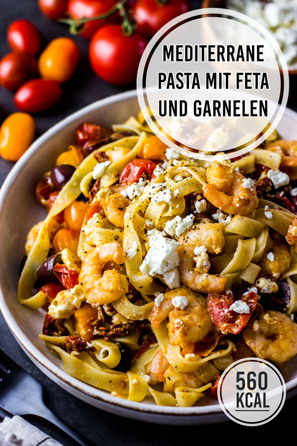 Kalorienarmes Rezept für Nudeln mit Schafskäse Feta und Garnelen, kombiniert mit getrockneten Tomaten und leckeren Kalamata-Oliven. Schnell in 20 Minuten in der Pfanne gemacht und ein tolles Gericht für den Feierabend oder Mittagspause. Statt Garnelen passt auch Hähnchen oder Tofu. Rezepte zum Abnehmen. - kaloriengeniessen.de #pasta #nudeln #spaghetti #feta #shrimp #schrimp #schafkäse #schafskäse #tomato #abendessen #kalorien