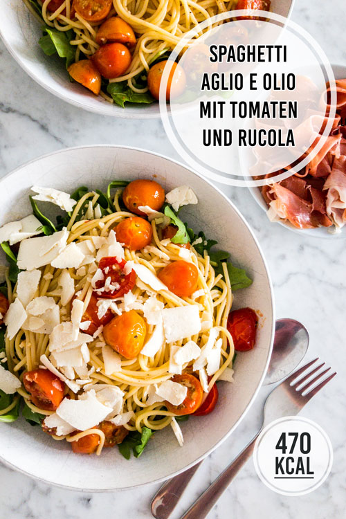 Spaghetti aglio e olio mit aromatischen Tomaten und herb-frischem Rucola macht aus dem original italienischen Klassiker ein gesundes und kalorienarmes Rezept für den schnellen Feierabend. Rezepte zum Abnehmen. - kaloriengeniessen.de #aglioeolio #olivenöl #knoblauch #spaghetti #kalorienarm #rezept #pasta #tomaten #rucola #rauke #abendessen #dinner #einfach