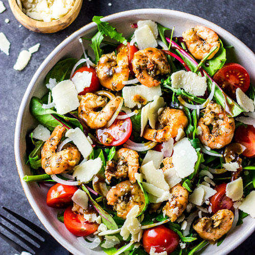 Das Dressing für den gemischten Salat mit Garnelen ist einfach gemacht und eignet sich so perfekt als schnelles gesundes Mittagessen für die Arbeit Pause. Viel Eiweiss und kalorienarm. Gesunde und kalorienarme Rezepte zum Abnehmen. - kaloriengeniessen.de #salat #garnelen #dressing #kalorienarm #einfach #mediterran #mittagessen #lunch #schnell #shrimps