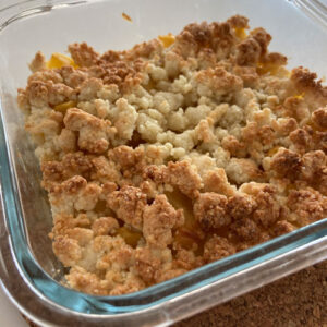 Kalorienarme Streusel werden auf Apple-Crumble getestet. Zu Sehen sind Streusel mit unterschiedlichen Backstufen