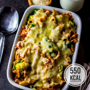 Dieses einfache und schnelle Rezept für kalorienarmes Nudel Schinken Gratin mit Brokkoli ist perfekt für deine Alltagsküche: unter 600 kcal und 33 g Eiweiss, damit bist du lange satt und zufrieden. - kaloriengeniessen.de #abendessen #mittagessen #kalorienarm #nudel #schinken #auflauf #fettarm #gemüse