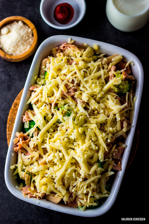 Dieses einfache und schnelle Rezept für kalorienarmes Nudel Schinken Gratin mit Brokkoli ist perfekt für deine Alltagsküche: unter 600 kcal und 33 g Eiweiss, damit bist du lange satt und zufrieden. - kaloriengeniessen.de #abendessen #mittagessen #kalorienarm #nudel #schinken #auflauf #fettarm #gemüse