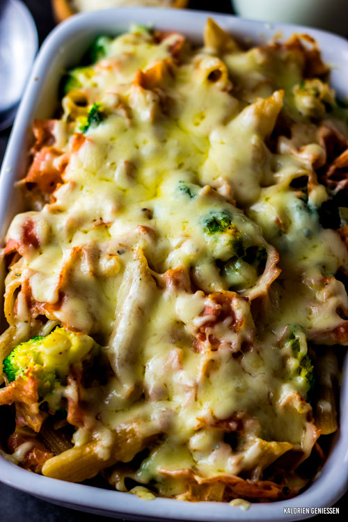 Dieses einfache und schnelle Rezept für kalorienarmes Nudel Schinken Gratin mit Brokkoli ist perfekt für deine Alltagsküche: unter 600 kcal und 33 g Eiweiss, damit bist du lange satt und zufrieden. - kaloriengeniessen.de #abendessen #mittagessen #kalorienarm #nudel #schinken #auflauf #fettarm #gemüse