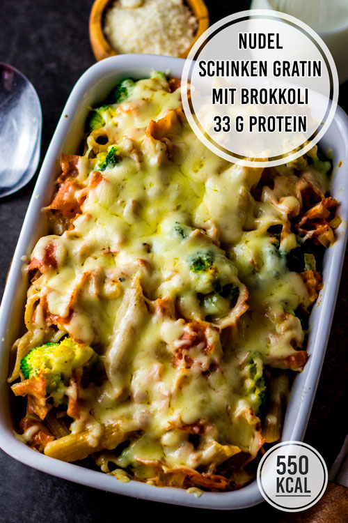 Dieses einfache und schnelle Rezept für kalorienarmes Nudel Schinken Gratin mit Brokkoli ist perfekt für deine Alltagsküche: unter 600 kcal und 33 g Eiweiss, damit bist du lange satt und zufrieden. - kaloriengeniessen.de #abendessen #mittagessen #kalorienarm #nudel #schinken #auflauf #fettarm #gemüse