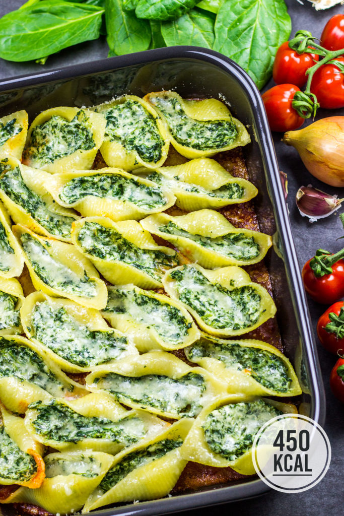 Gefüllte Muschelnudeln Conchiglioni mit Ricotta und Spinat Füllung. Lässt sich gut vorbereiten und schmeckt am nächsten Tag auch noch gut! Eine Portion (9 gefüllte Nudeln) haben 470 Kalorien. Kalorienarmes Mittagessen oder Abendessen. Gesundes und kalorienarmes Kochen. Schnelle und einfache Rezepte zum Abnehmen. - kaloriengeniessen.de #pasta #conchiglioni #gefülltenudeln #spinat #ricotta #kalorienarmerezepte #kaloriengeniessen #rezeptezumabnehmen