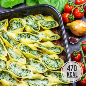 Gefüllte Muschelnudeln Conchiglioni mit Ricotta und Spinat Füllung. Lässt sich gut vorbereiten und schmeckt am nächsten Tag auch noch gut! Eine Portion (9 gefüllte Nudeln) haben 470 Kalorien. Kalorienarmes Mittagessen oder Abendessen. Gesundes und kalorienarmes Kochen. Schnelle und einfache Rezepte zum Abnehmen. - kaloriengeniessen.de #pasta #conchiglioni #gefülltenudeln #spinat #ricotta #kalorienarmerezepte #kaloriengeniessen #rezeptezumabnehmen