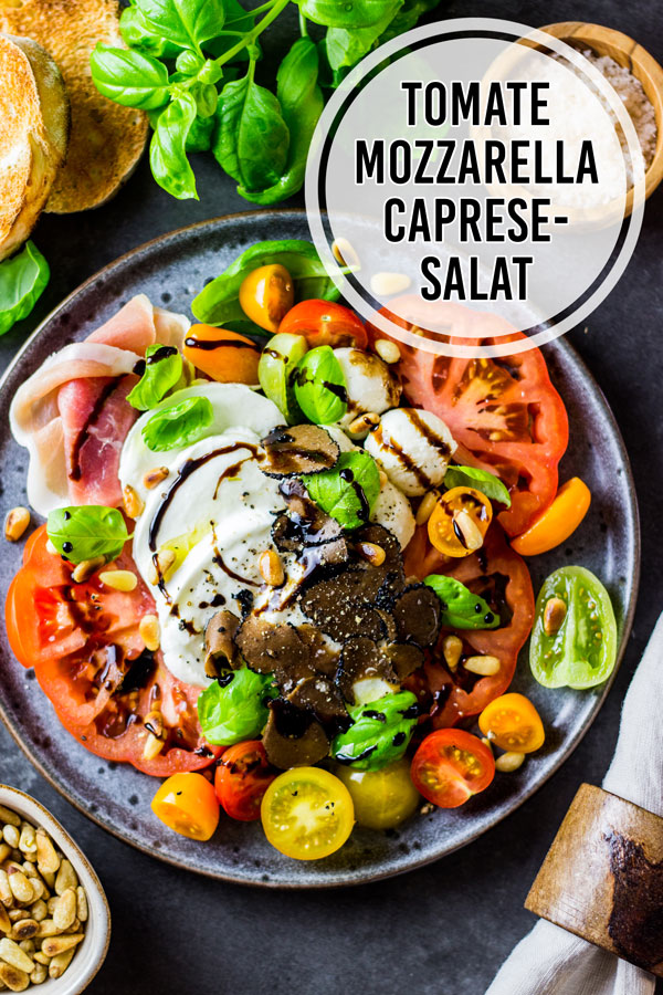 Tomate-Mozzarella mal anders: Cremiger Büffelmozzarella und eine aromatische Tomatenvielfalt, garniert mit frischem Basilikum, fruchtigem Olivenöl und dem besten Balsamico: Rezept für Caprese-Salat, der den Klassiker Tomate-Mozzarella auf eine ganz hohe Stufe stellt. - kaloriengeniessen.de #caprese #tomate-mozzarella #salat #balsamico #mozzarella #burrata #insalata #salad #schnell #einfach #kalorienarm #kaloriengeniessen #rezeptezumabnehmen #kalorienarmkochen