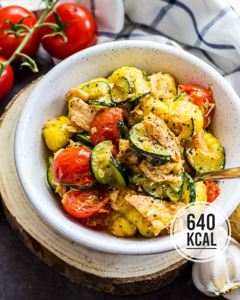Deftige Gnocchipfanne mit Stremellachs und mediterranem Gemüse kaloriengeniessen.de
