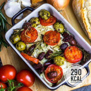 Schafskäsepfännchen mediterran - Gebackener Feta aus dem Ofen mit Tomaten und Oliven. Einfaches und kalorienarmes Rezept für gebackenen Feta für 290 Kalorien pro Portion. Kalorienarmes Essen. Gesundes und kalorienarmes Kochen. Schnelle und einfache Rezepte zum Abnehmen. - kaloriengeniessen.de #feta #ofenrezept #lowcarb #tomaten #oliven #vegetarisch #gesund #griechisch #kalorienarmerezepte #kaloriengeniessen #rezeptezumabnehmen